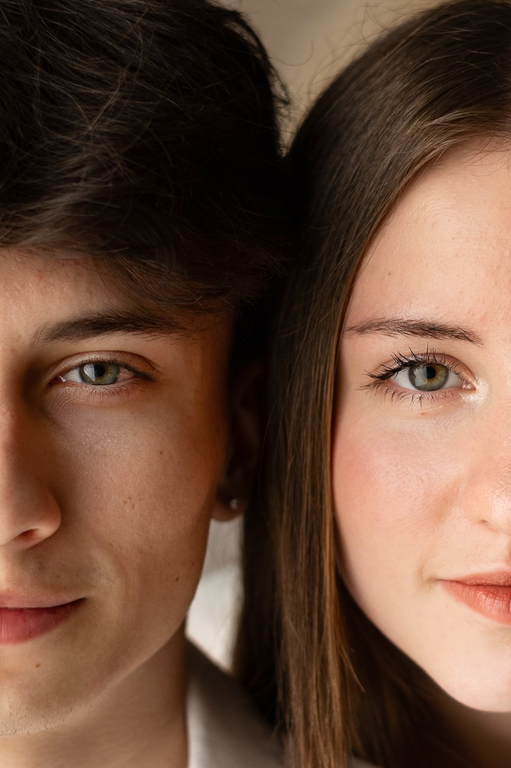 Gros plan sur deux visages côte à côte, joue contre joue.