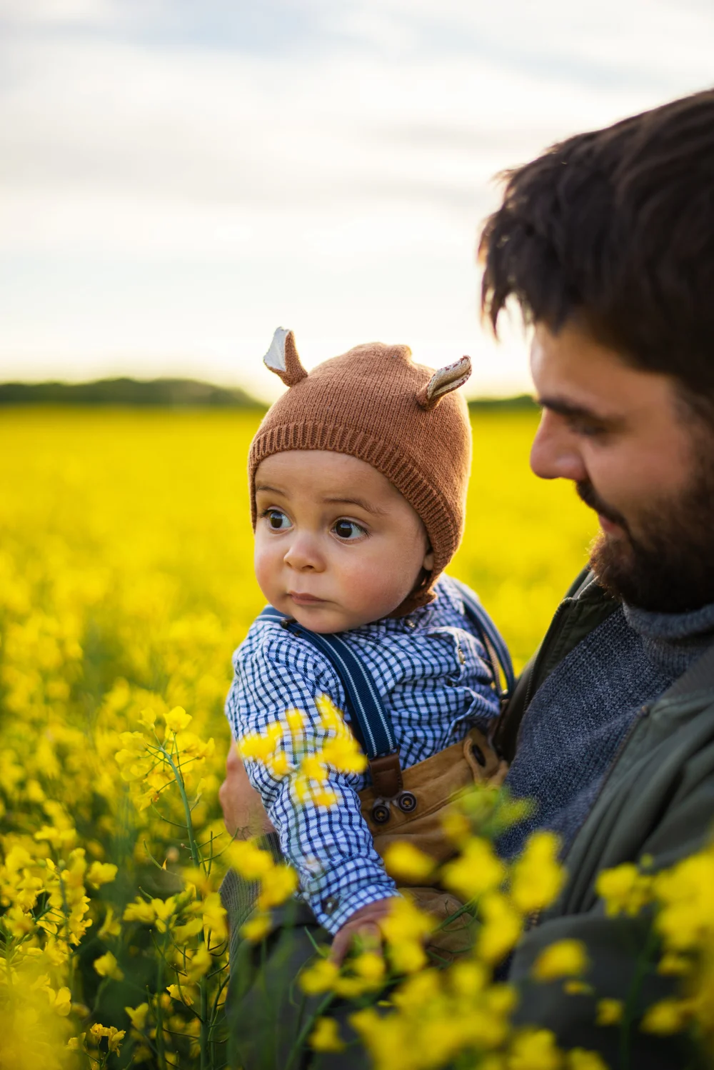 petit garçon avec un bonnet rigolo