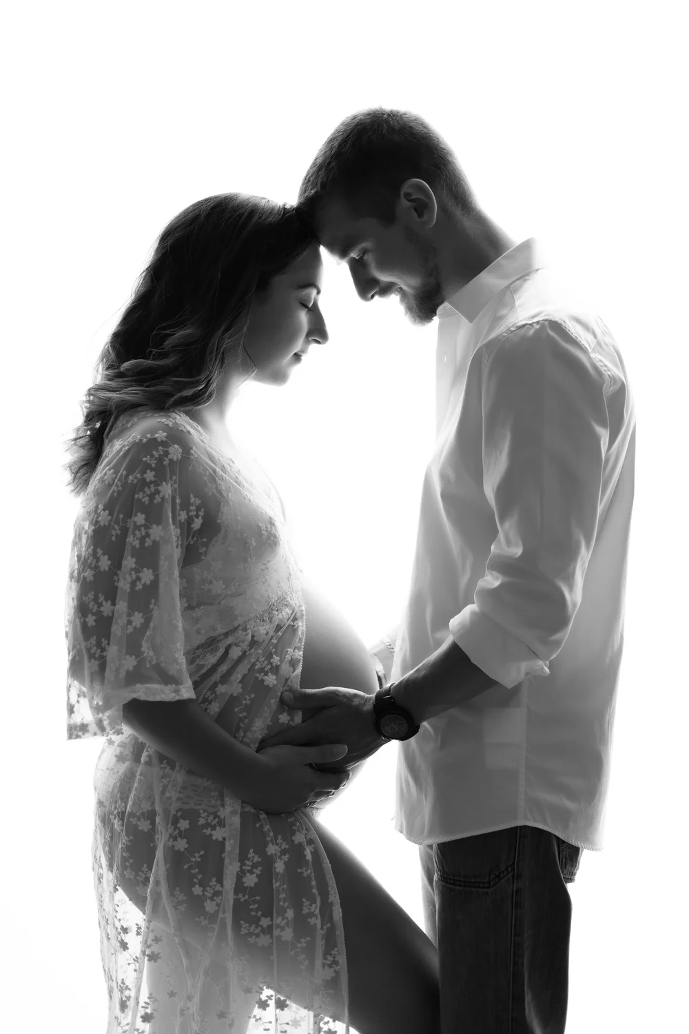 Couple front contre front en contre-jour, en noir et blanc.