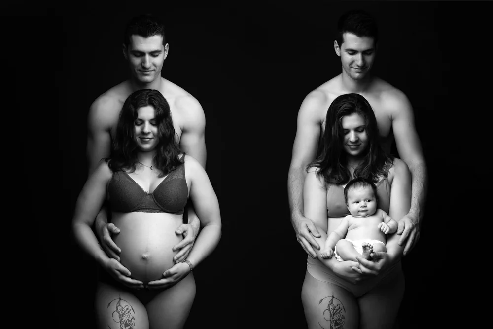 Diptyque en noir et blanc : le couple pendant la grossesse puis avec leur nouveau-né.