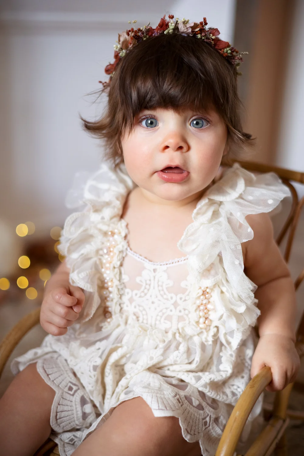 petite fille yeux bleus couronne de fleurs