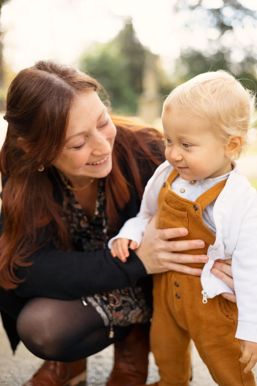 petit garçon blond avec sa maman