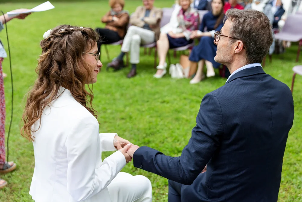 Marié passant l’alliance à la mariée pendant la cérémonie.