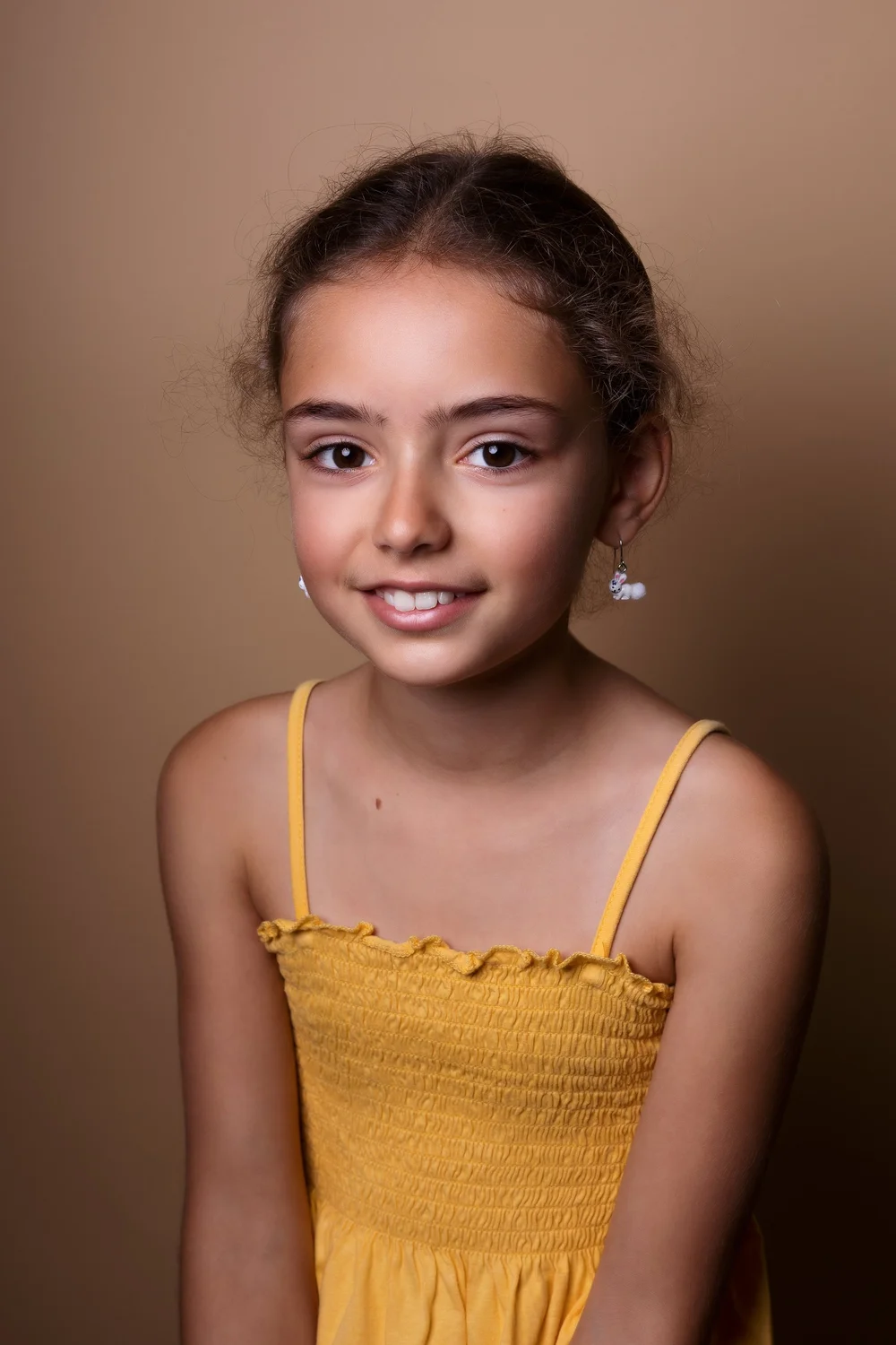 portrait petite fille en studio fond beige