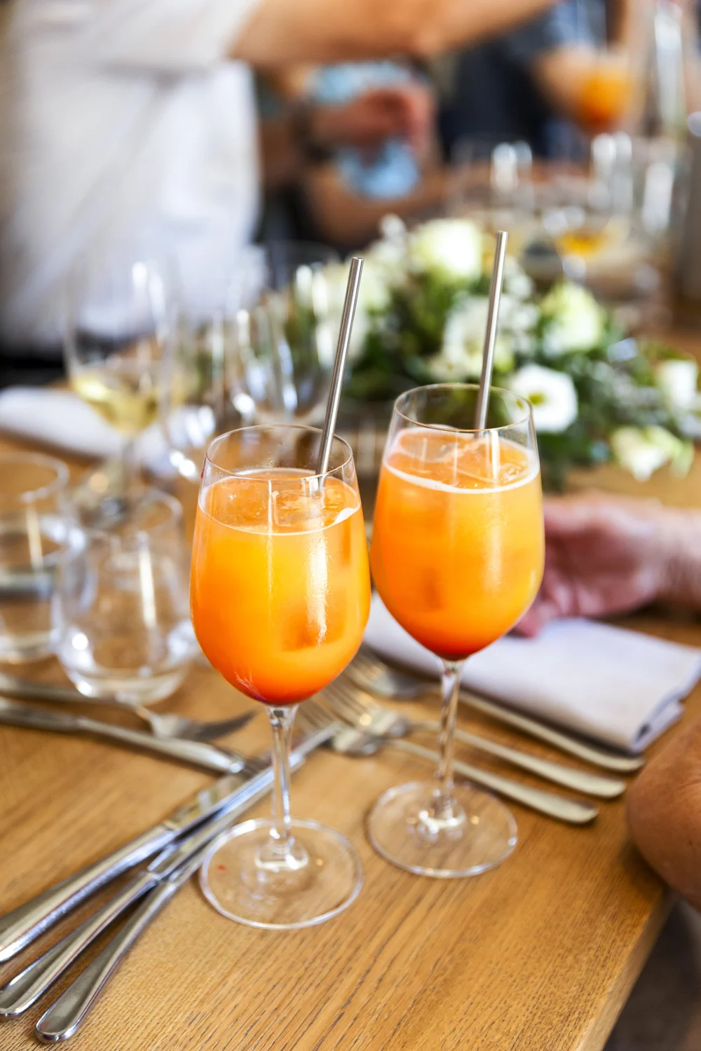 Deux verres de cocktail orange sur la table de réception.