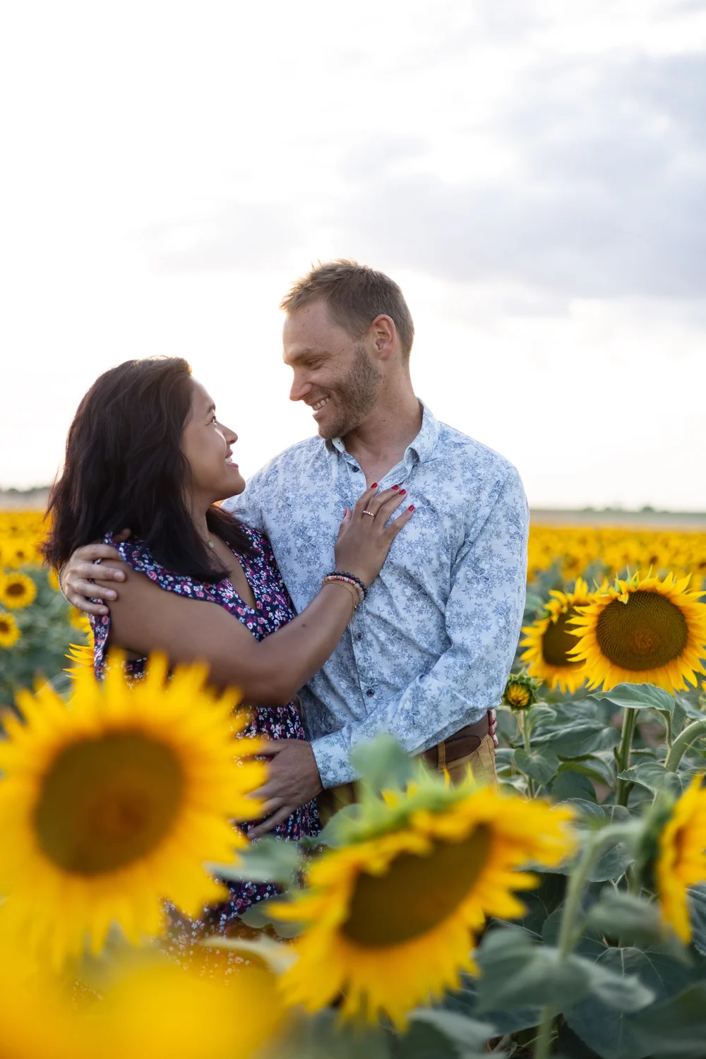 Couple dans un champ de tournesols.