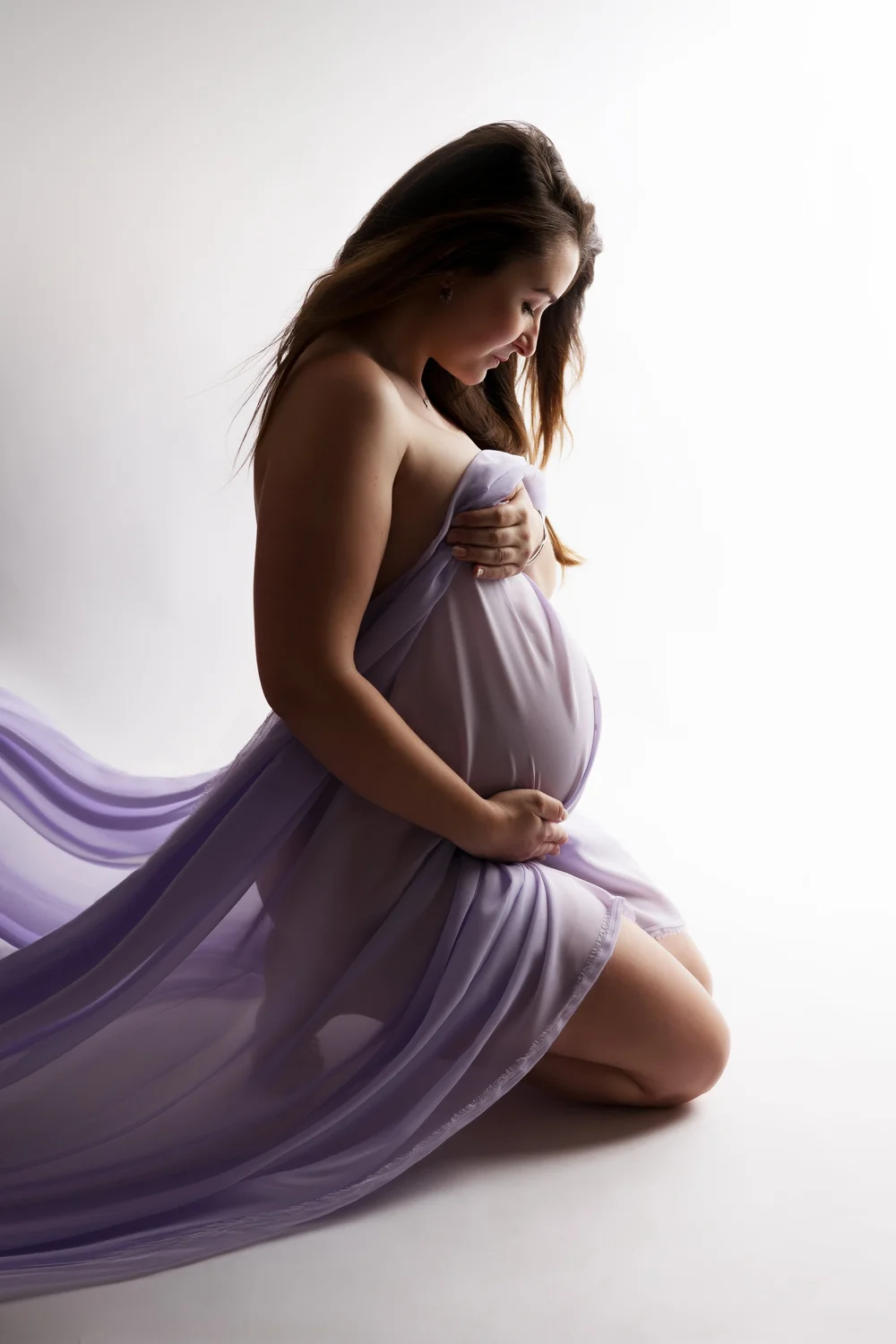 femme enceinte nue cachée par un voile violet