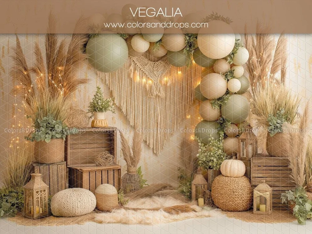 Décor Vegalia : arche de ballons verts, caisses en bois et pampas.