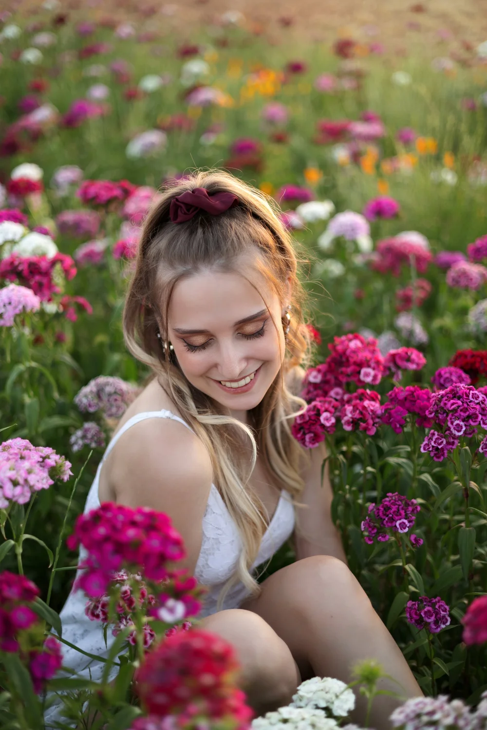 jeune femme souriante dans les fleurs
