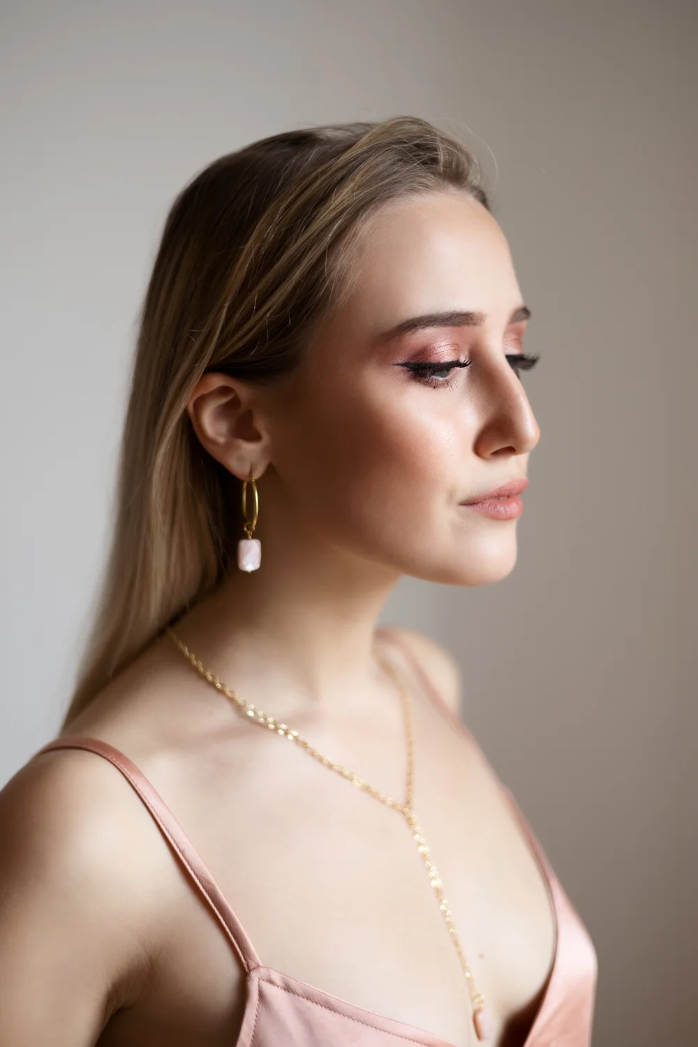 blonde de profil jolie boucle d’oreille