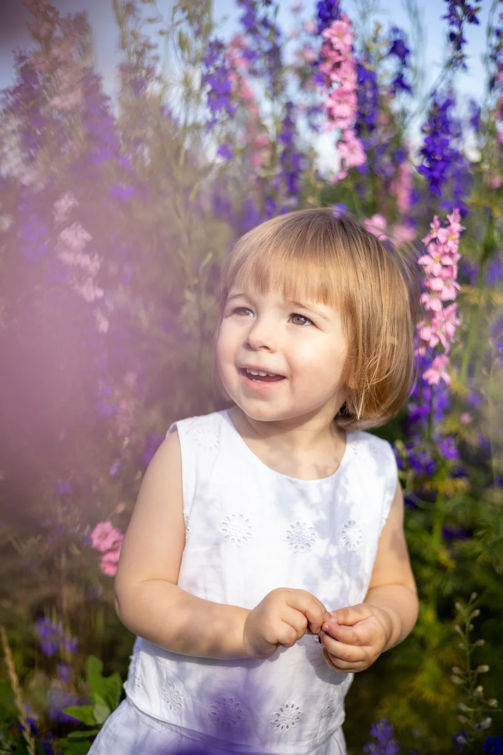 petite fille blonde dans les fleurs