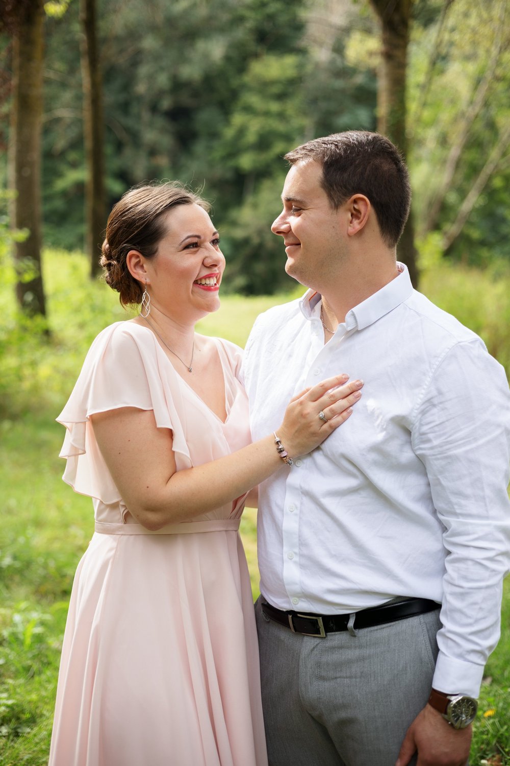 couple souriant dans la nature