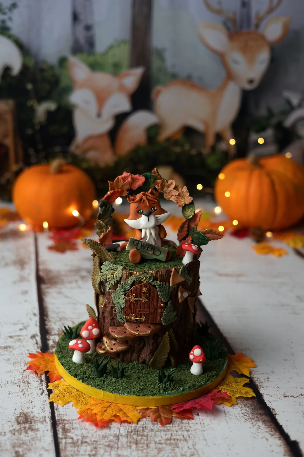 Gâteau d’anniversaire forêt d’automne, décor de renard et citrouilles.