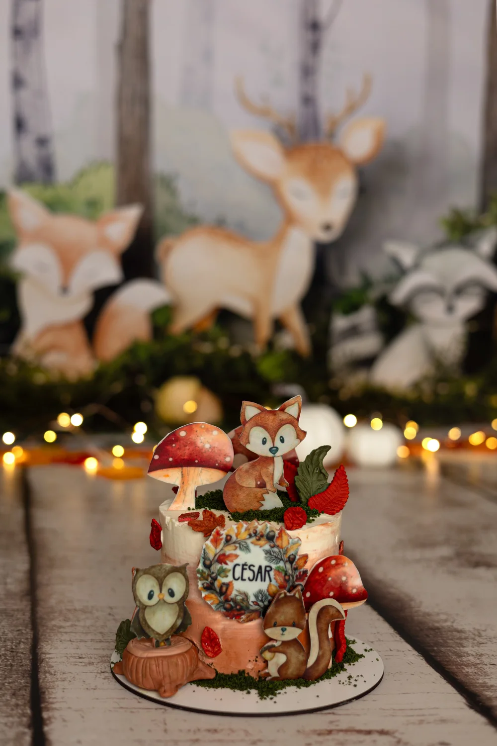 Gâteau d’anniversaire décoré d’animaux de la forêt.
