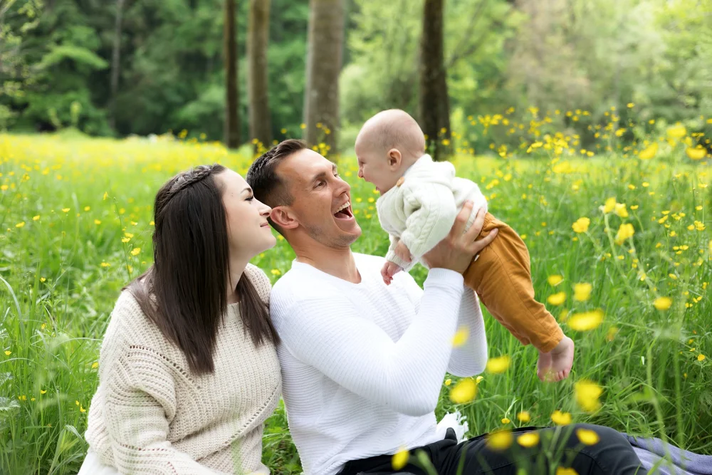 famille souriante dans les fleurs jaunes