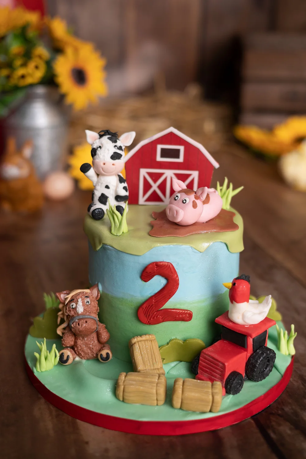Gâteau d’anniversaire ferme avec vache, cochon et tracteur, chiffre 2.