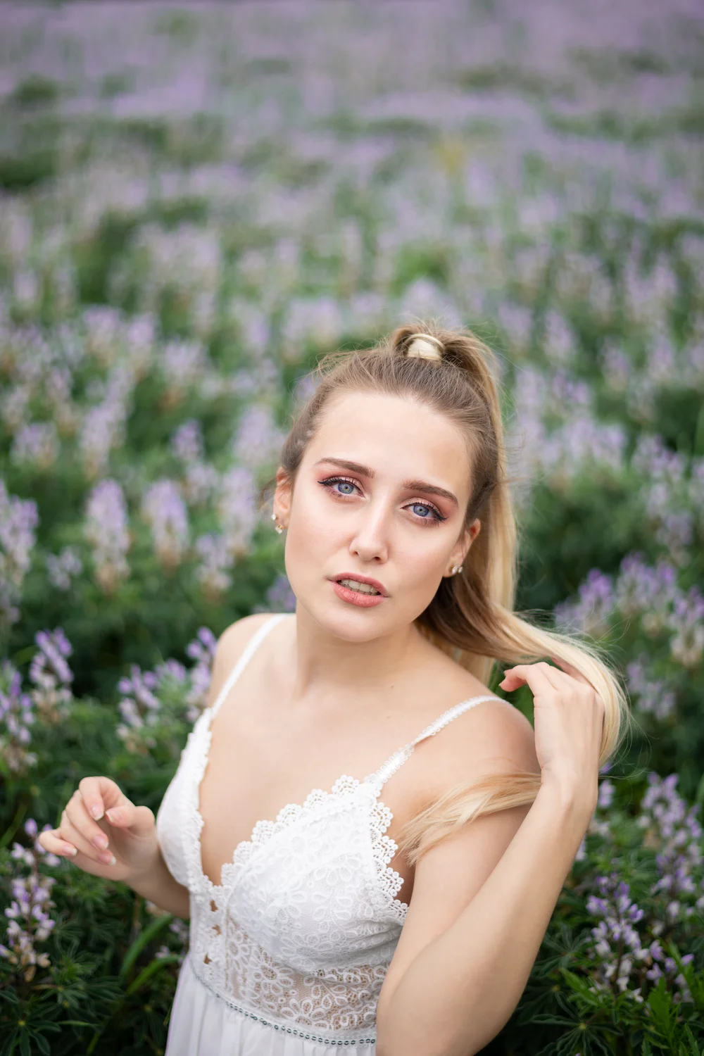 portrait femme blonde yeux bleus dans les fleurs