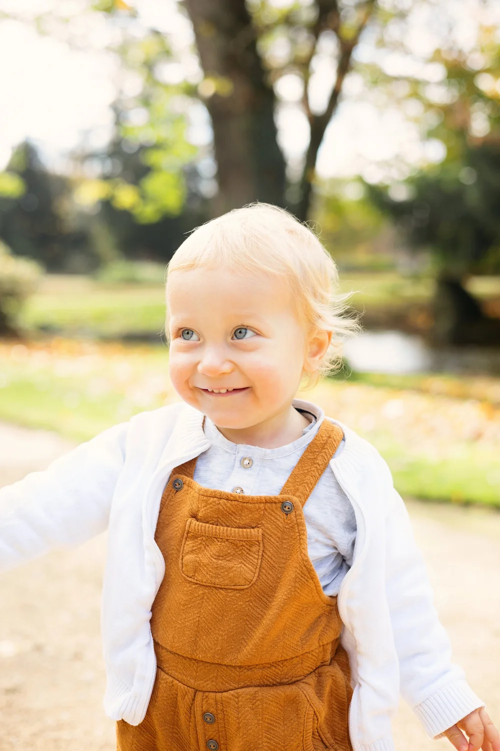 petit garçon blond aux yeux bleus qui court