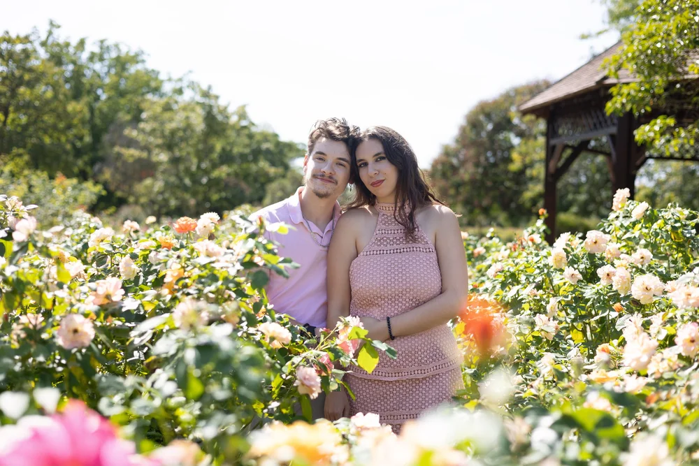 Couple dans une roseraie en fleurs.