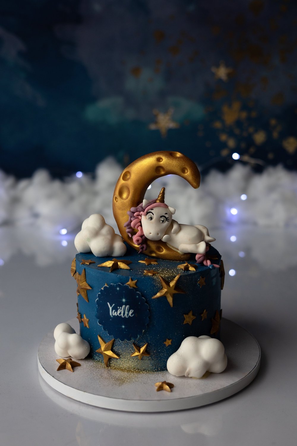 Gâteau bleu nuit avec une lune et un éléphant en sucre.