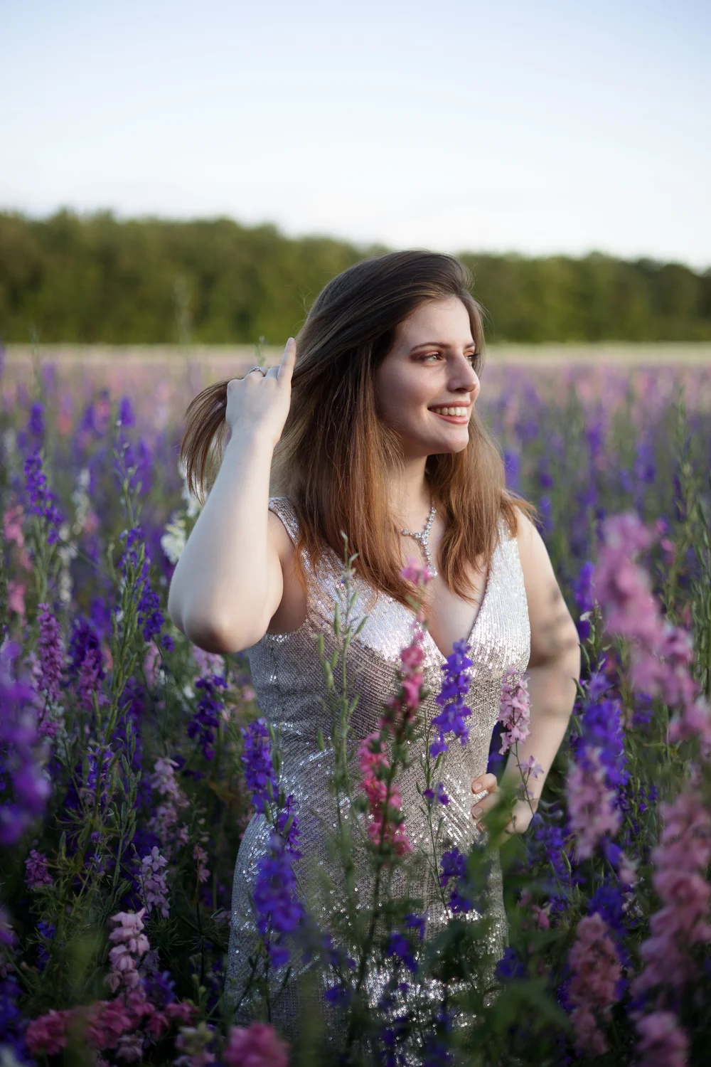 portrait jeune femme souriante robe à paillettes dans les fleurs