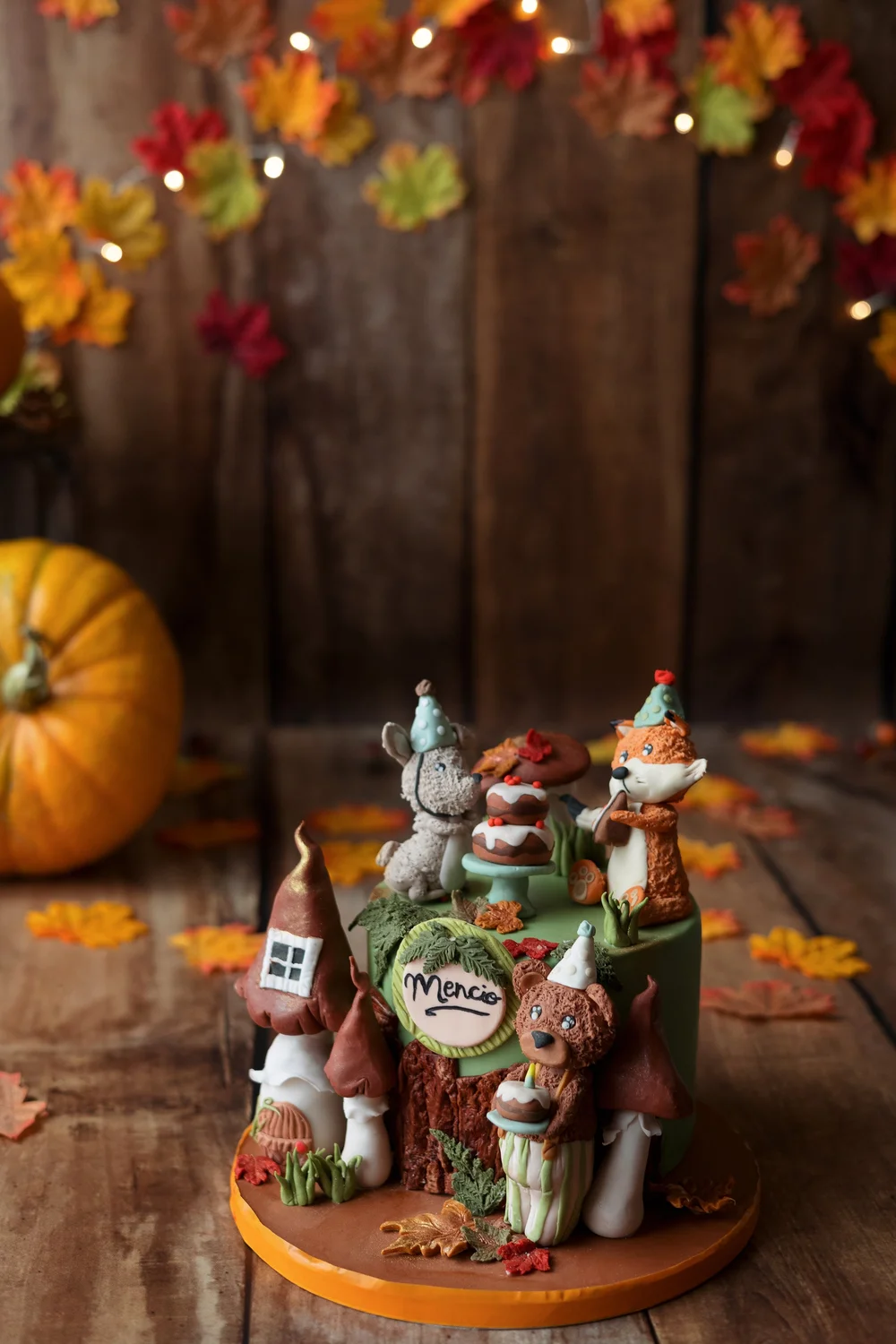 Gâteau d’anniversaire décoré d’animaux de la forêt et de champignons.