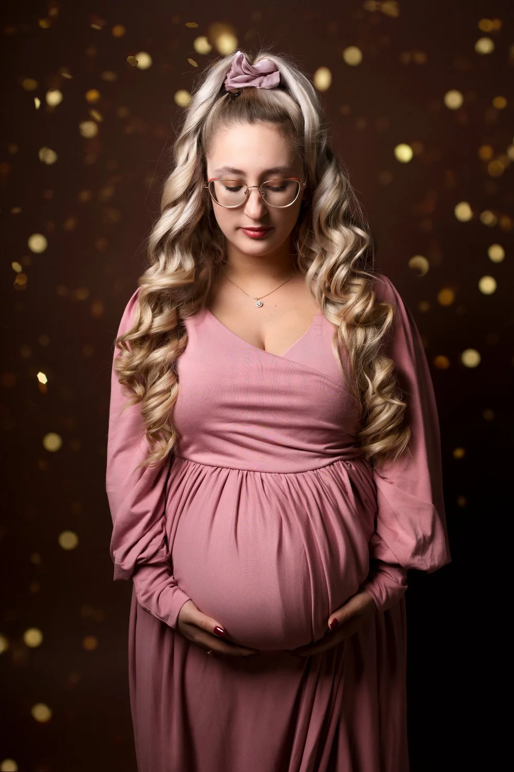 robe rose femme enceinte blonde cheveux longs