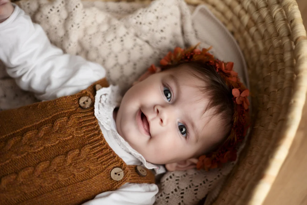 petite fille souriante couronne de fleurs oranges