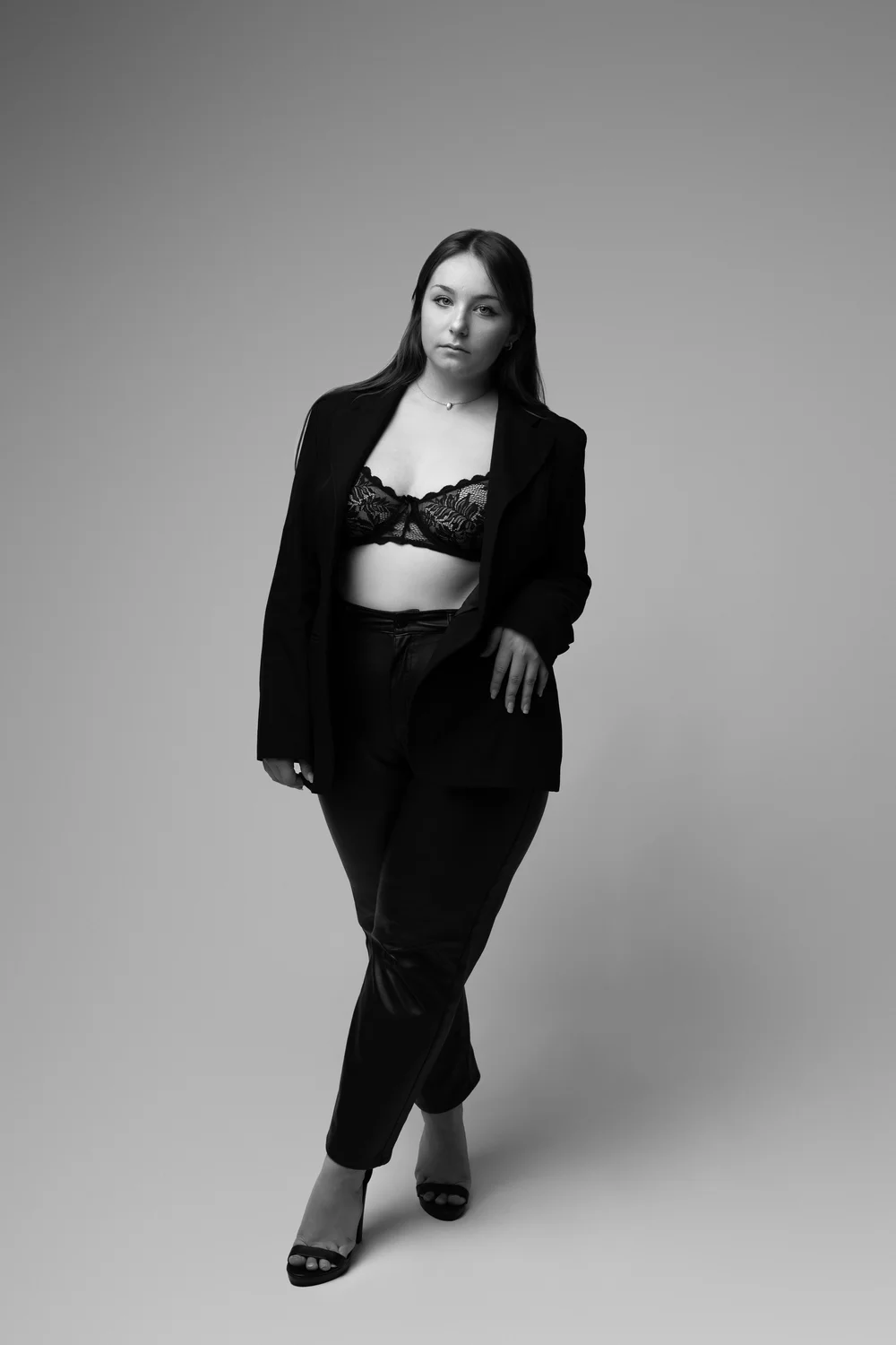 Femme en tailleur noir, en noir et blanc.