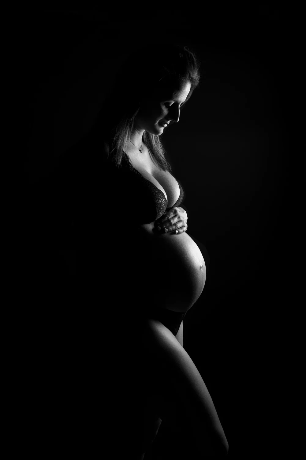 séance grossesse en studio noir et blanc