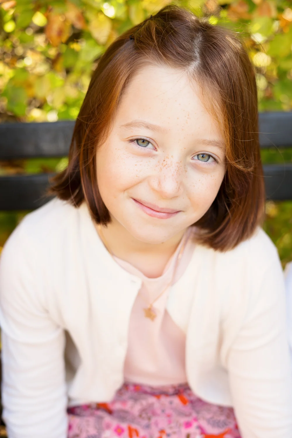 portrait fillette souriante aux yeux verts et taches de rousseurs