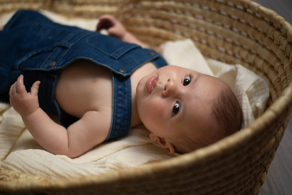bébé 4 mois en salopette