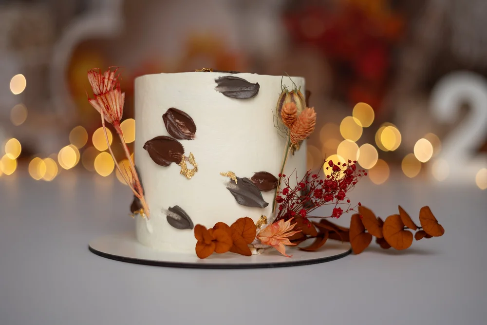 Gâteau d’anniversaire blanc aux feuilles d’automne, avec un chiffre 2.