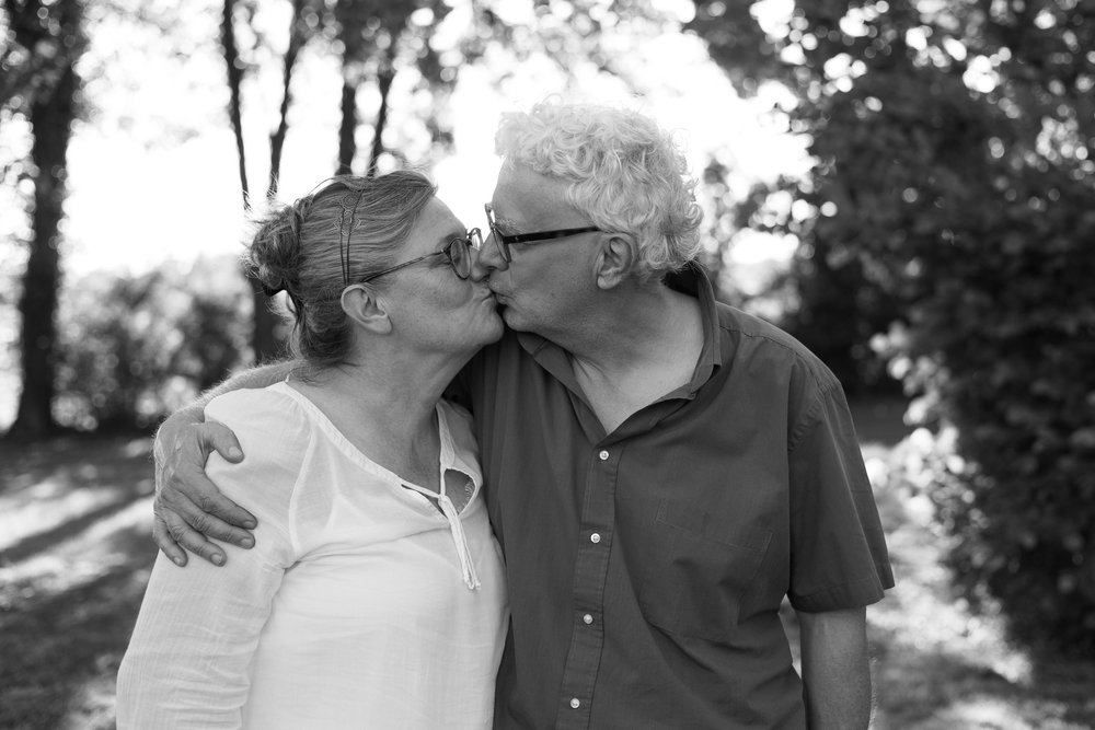 Couple senior s’embrassant sur un chemin, en noir et blanc.