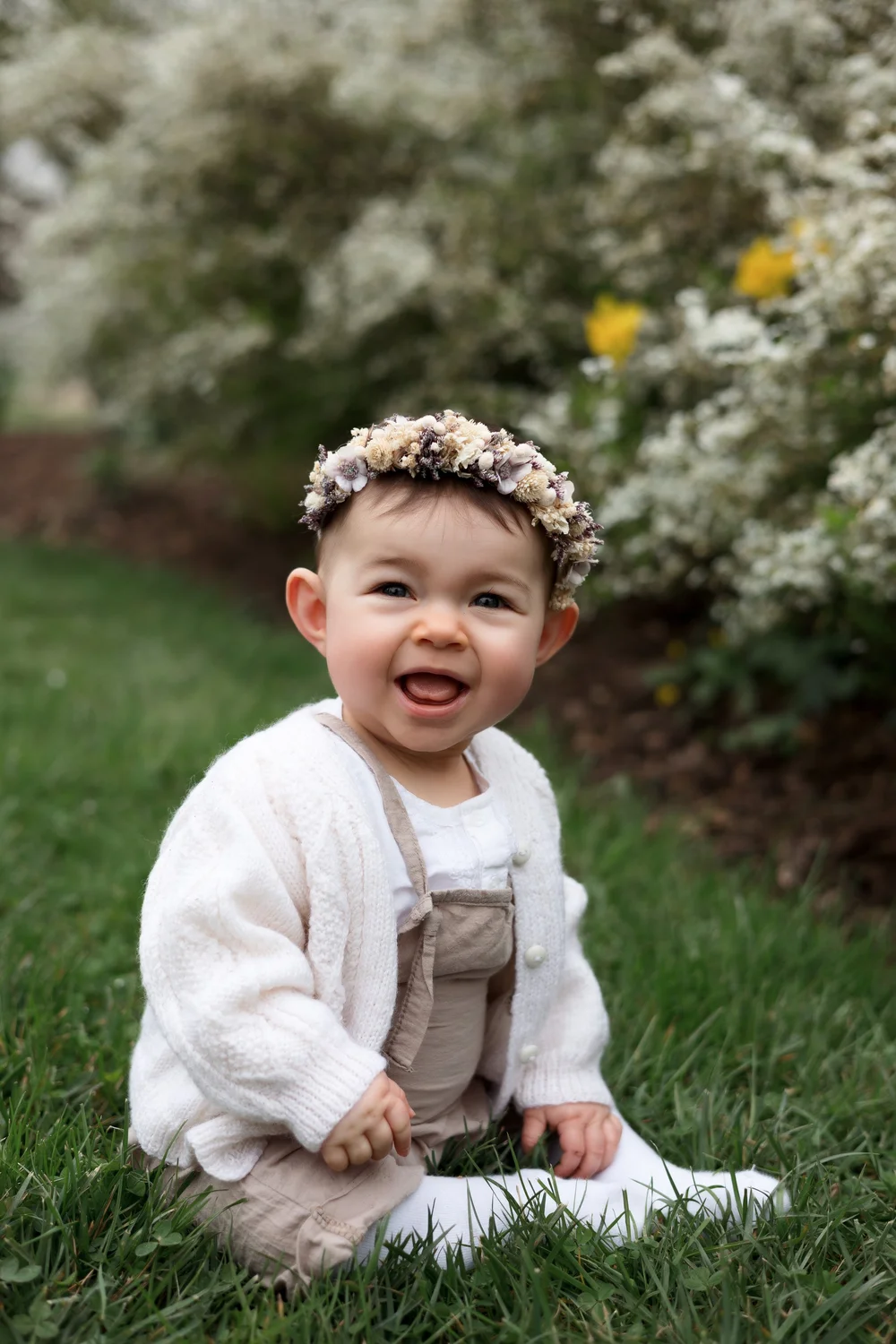 petite fille souriante dans les fleurs