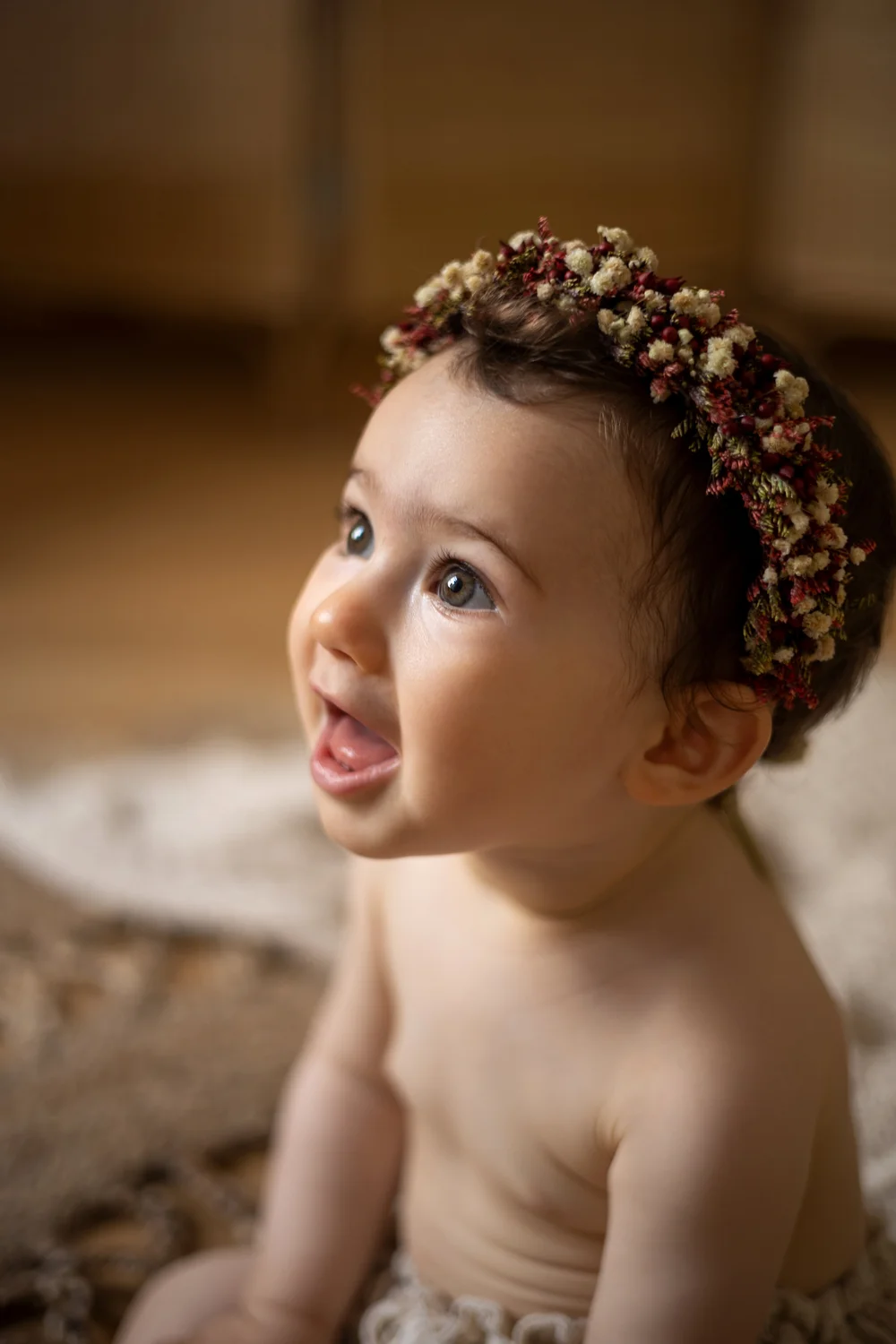 petite fille souriante yeux bleus couronne de fleurs