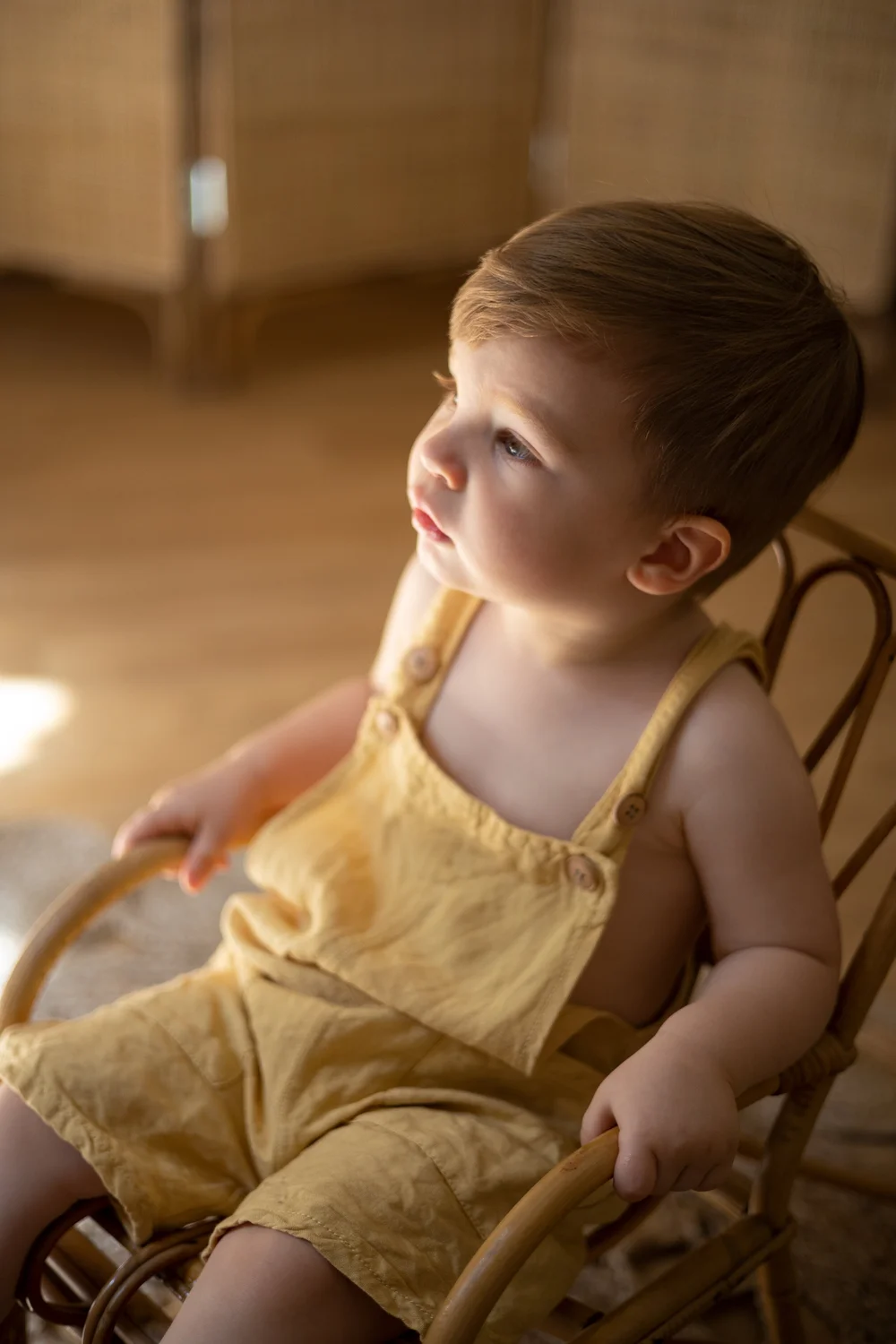 petit garçon salopette jaune