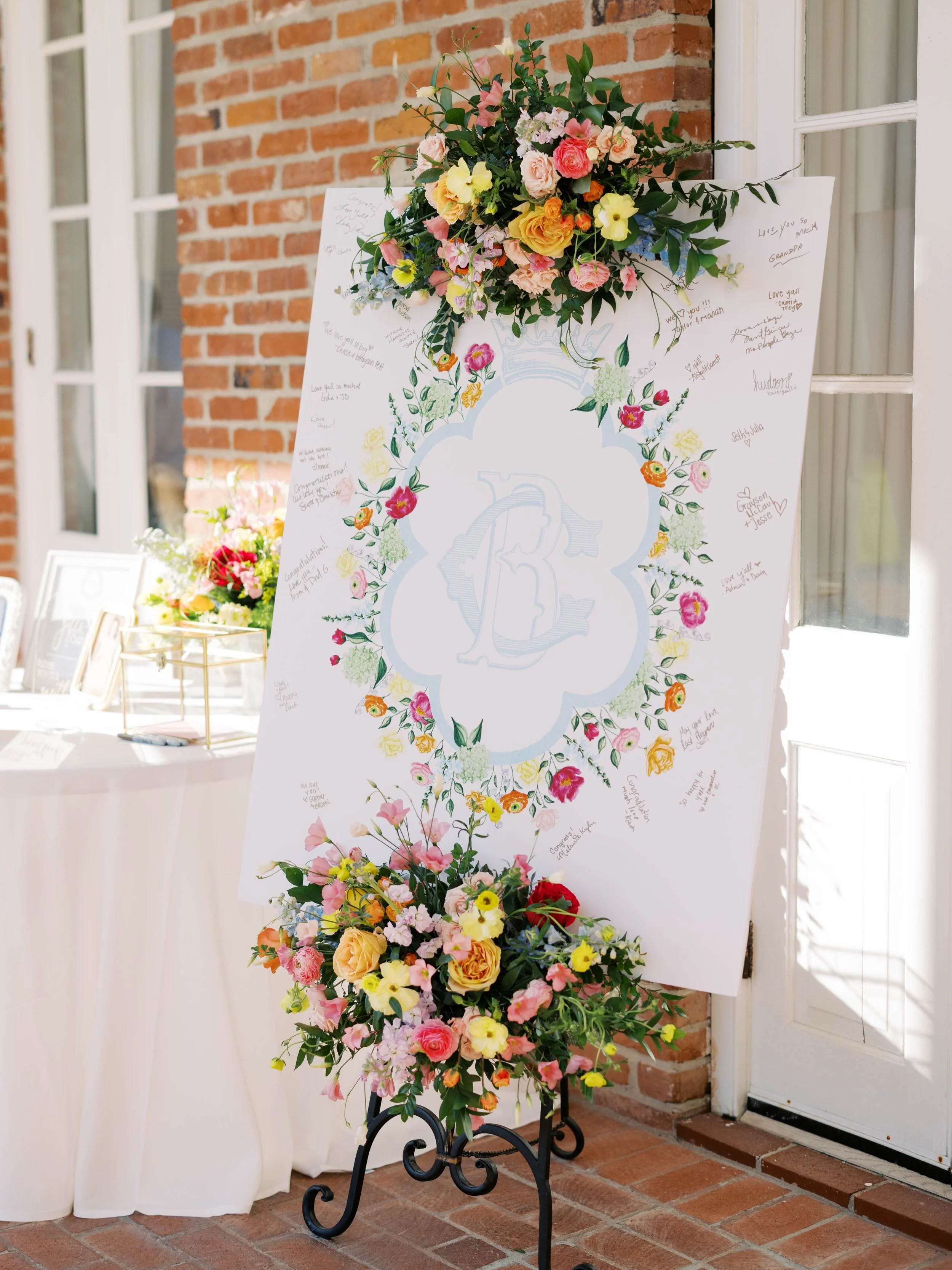 I loved seeing The Kelly&rsquo;s custom crest front and center on their welcome sign, which doubled as a guestbook! 
Your guests definitely aren&rsquo;t missing this, or running out of room to write their love and well wishes🤍

Photographer: @jrasti