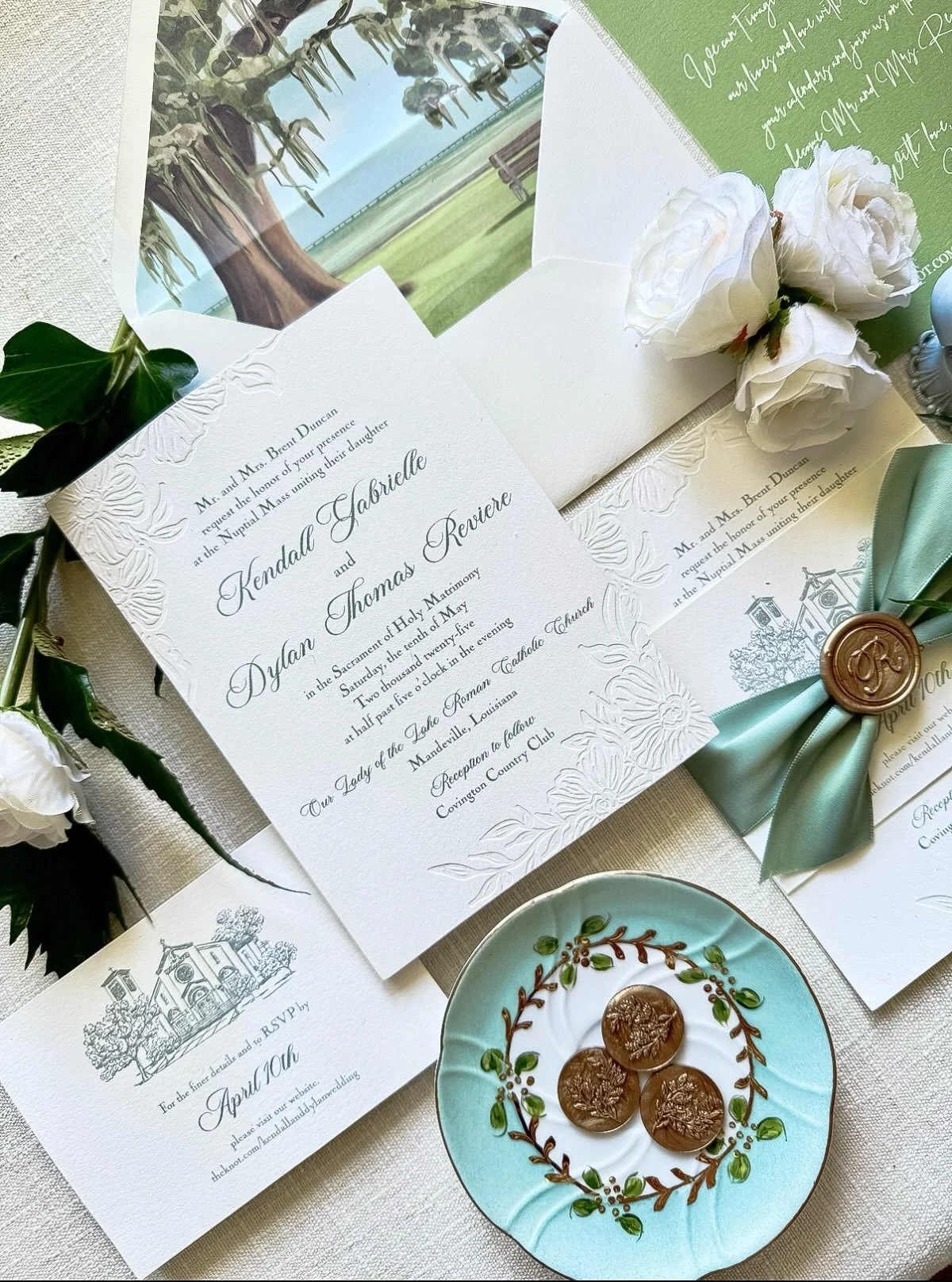 Southern romance captured on paper💌 This classic suite will stand the test of time - just like the live oaks that inspired the artwork for this design.
