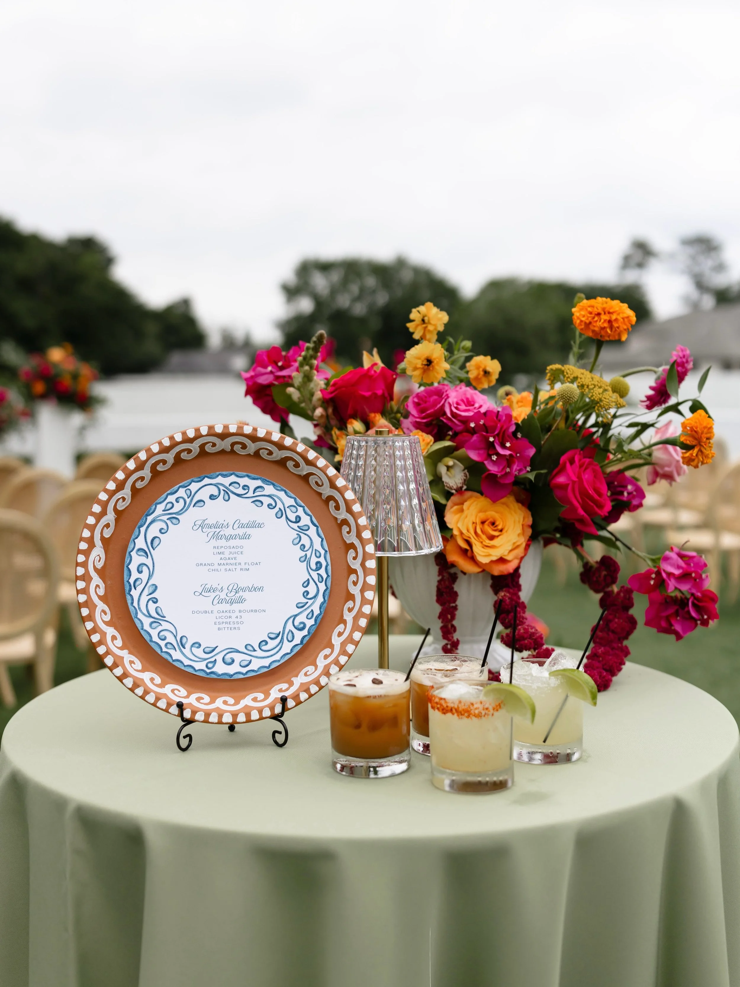 The season of &ldquo;outdoor wedding-friendly&rdquo; weather is almosttttt upon us in the south! This gorgeous, hand-painted terracotta menu would be perfect for an al fresco cocktail hour🍹

Planner: @julie_boxwoodmanor 
Venue: @boxwood_manor 
Photo