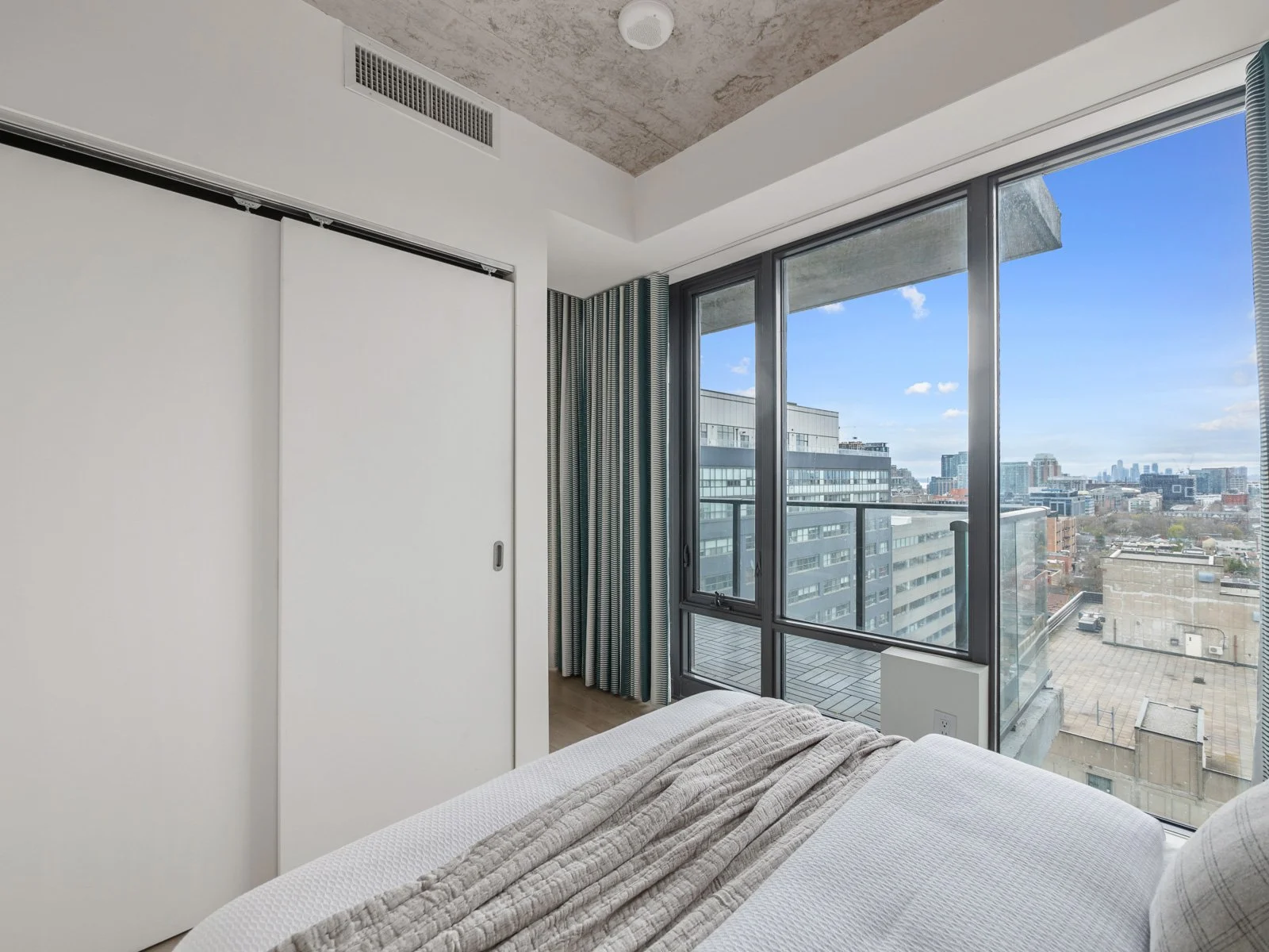 19. 1502-111 Bathurst St-44.jpg