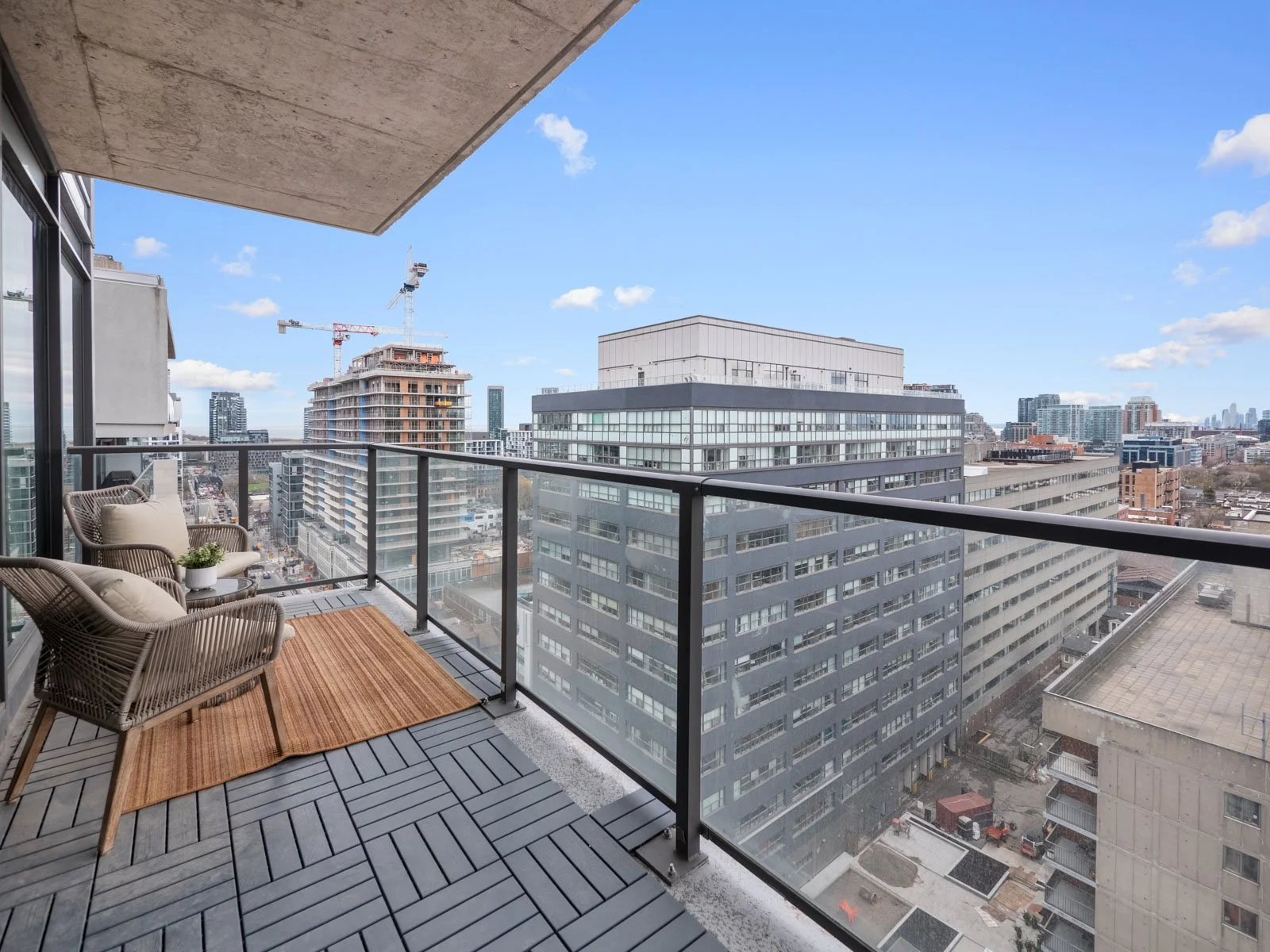 21. 1502-111 Bathurst St-46.jpg