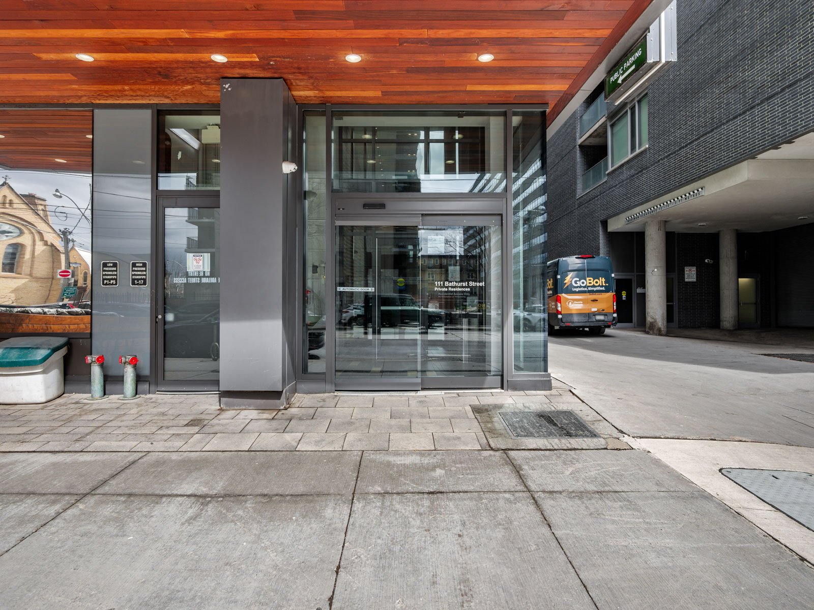 27. 1502-111 Bathurst St-4.jpg