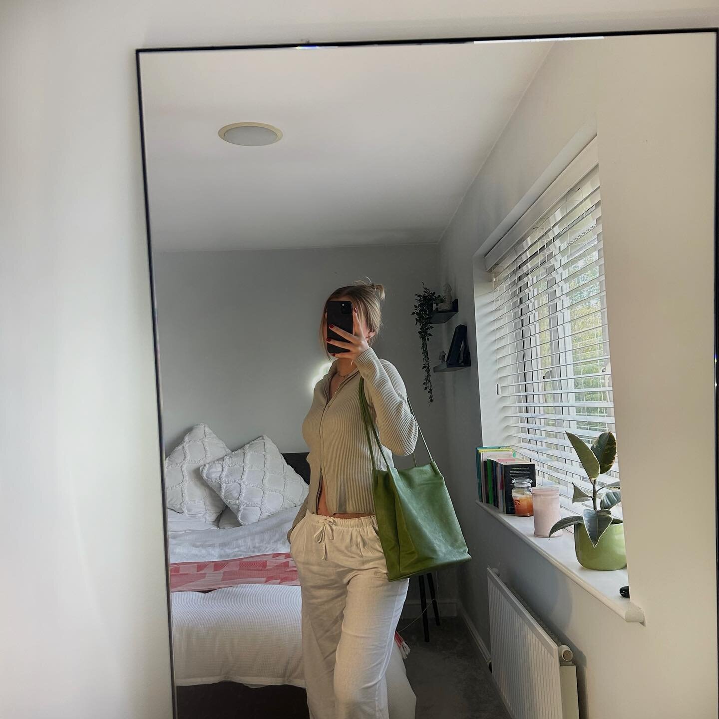🧚🏼 𝘑𝘜𝘚𝘛 𝘈𝘋𝘋𝘌𝘋 🧚🏼 The Bucket bag is now live on our website for &pound;23 in black and green!

You asked, we listened. A larger, everyday staple to be worn whether you&rsquo;re going to work/uni or out shopping. This classic shape is a mu