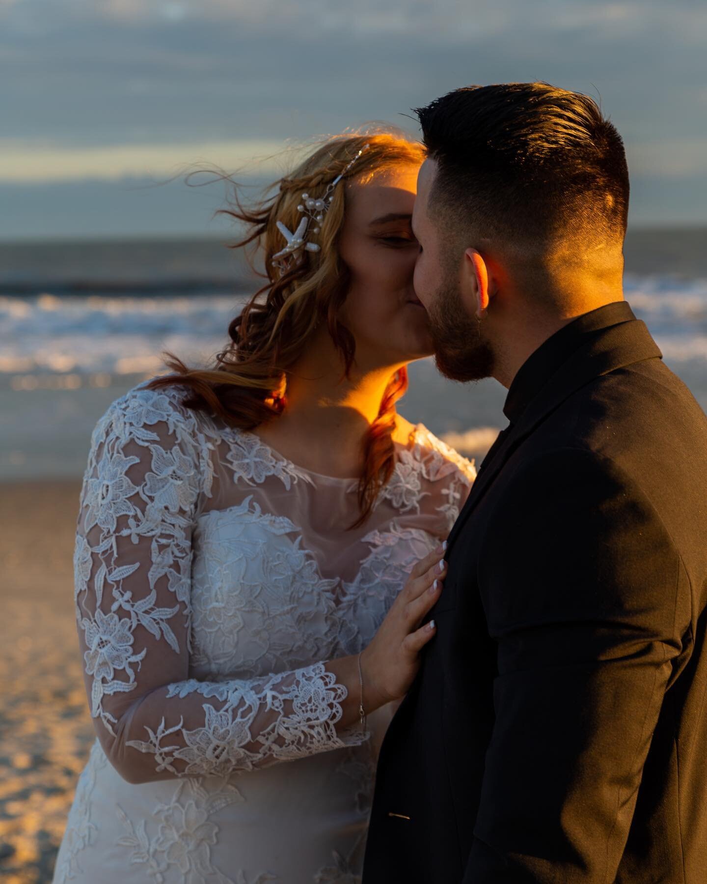 Perfect sunset at the beach ✨
.
.
.
#myrtlebeach #myrtlebeachsc #litchfield #georgetown #surfsidebeach #conway #conwaysc #scphotographer #scvideographer #destinationwedding #microwedding #miniwedding #southcarolina #beachwedding #mbphoto #newyear #my