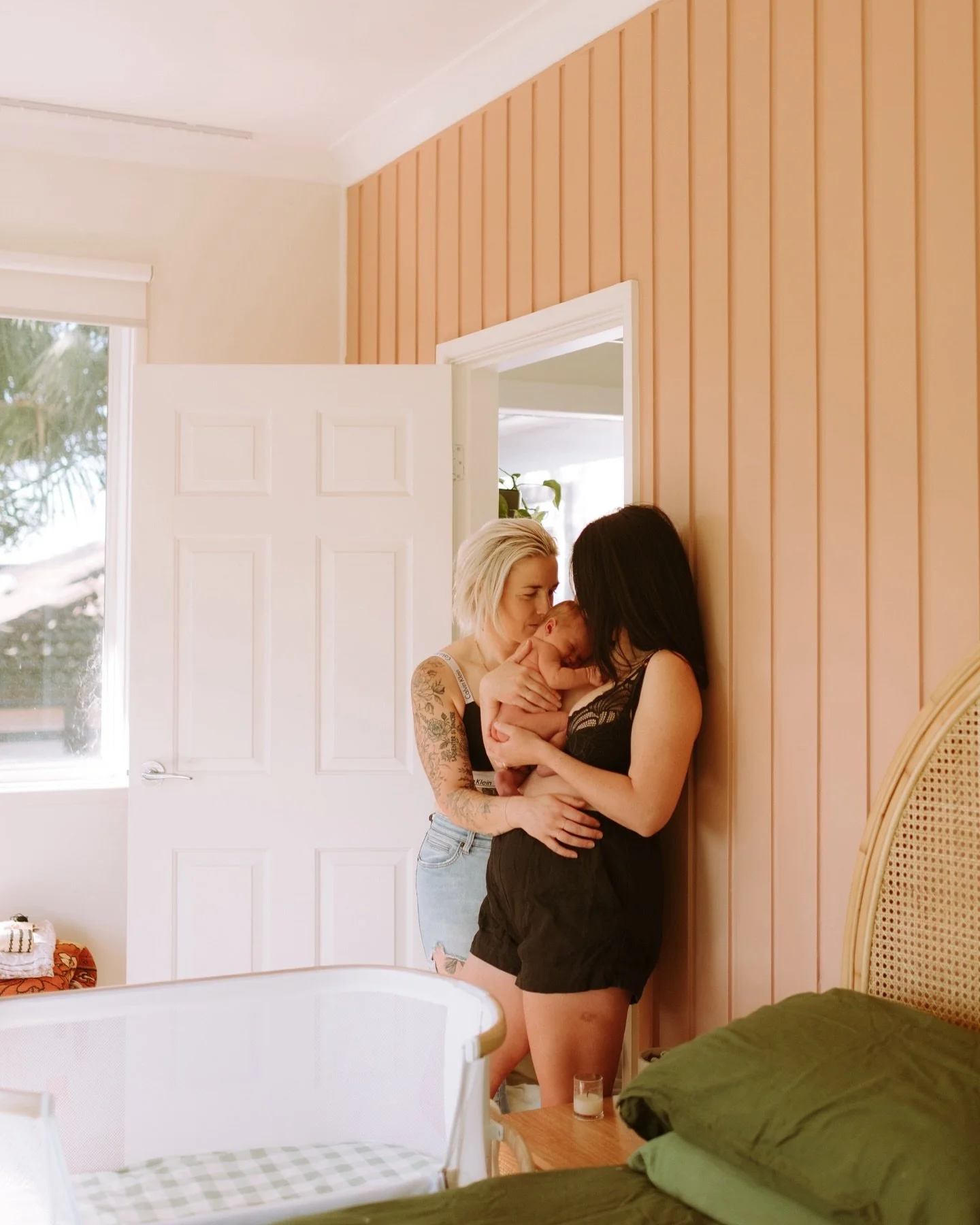 Why I love in-home newborn sessions

👉🏼 Everyone&rsquo;s more relaxed. You&rsquo;re in your safe space, you can feed or settle whenever you need, and there&rsquo;s no rush.

👉🏼 You&rsquo;ve got everything you need. Nappies, extra outfits. No pack