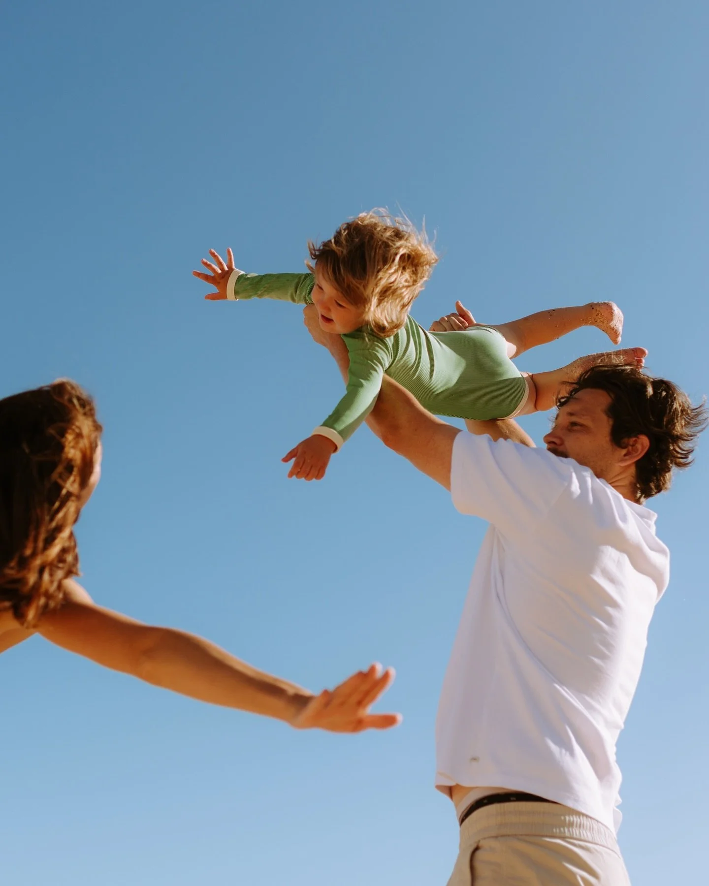 I photograph families the way I&rsquo;d want my own memories captured one day.
Barefoot, salty skin, no posing, exactly as they are.