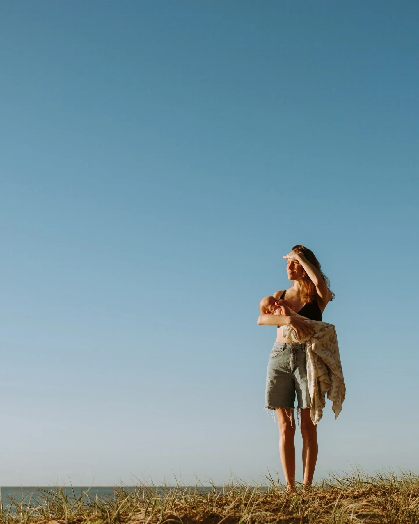 What a newborn session is actually like.

Slow, no rushing, just going with the flow and taking our time. Whatever the newborn phase has in store, feeding, changing, sleeping&hellip; I&rsquo;m there!
&bull;
🌀 A morning at the beach with mum and her 