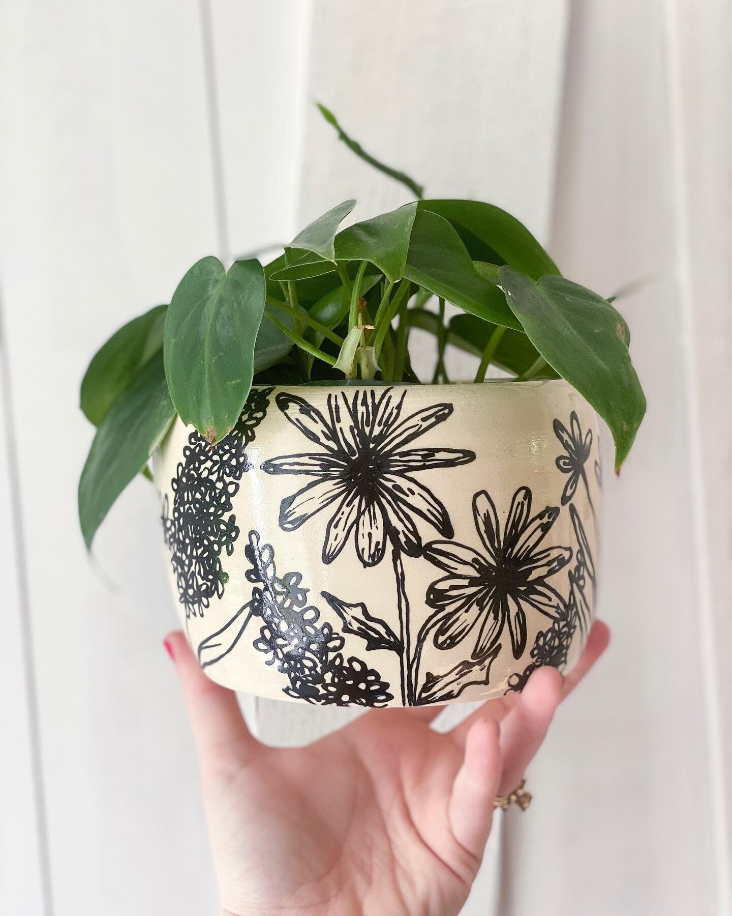 starting this Tuesday off with a little wildflower planter 🌿
.
.
.
#wildflowers #planter #handmade #madewithlove #wheelthrownpottery #victoriajadeart #thatsdarling #ceramics #tallahasseeart #tallahasseeartist #floral #floraldesign #handpainted #clay
