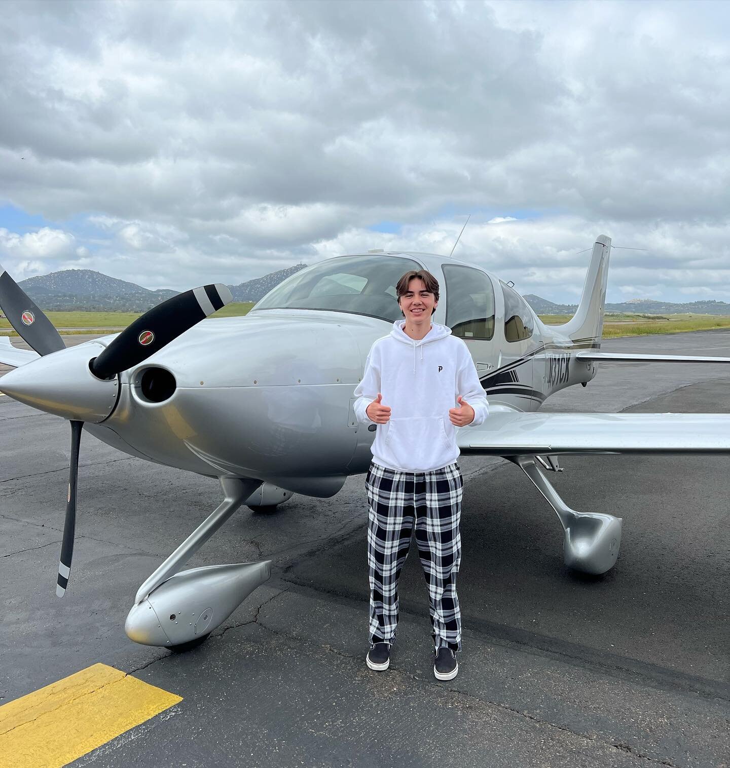 Congratulations to Dylan on his first SOLO at 16 years old! Look at that butter! 🛬🧈

#brbaviation #learntobrb #cirrusaircraft #cirrus #aviation #flying #cirruslife #cirruspilot #KSNA #LA #losangeles #orangecounty #newport #lagunabeach #soloflight